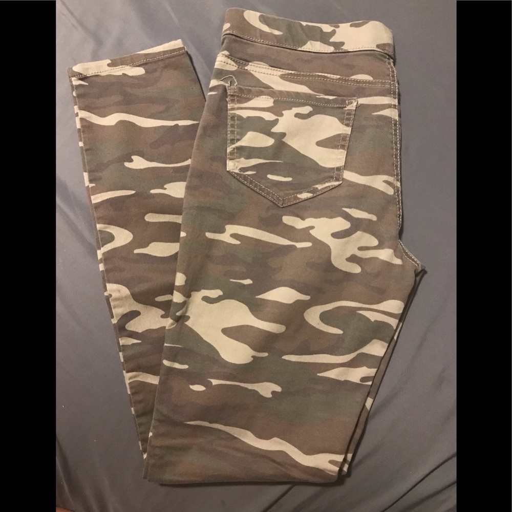 Camo jeggings. Size Large